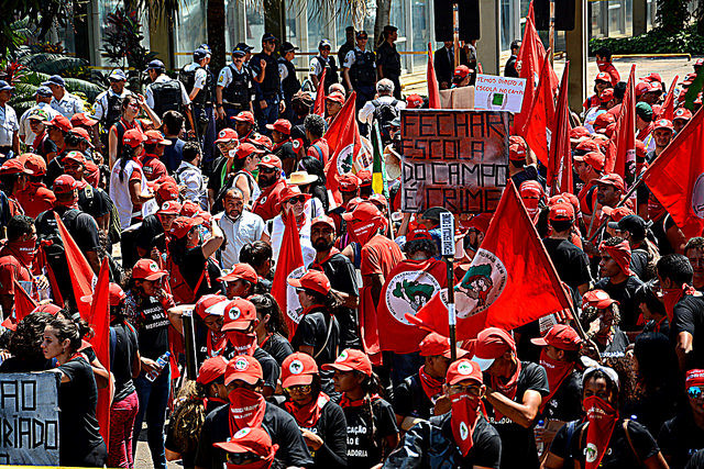 En Brasil, educadoras y educadores de la reforma agraria marchan por una educación pública y de calidad